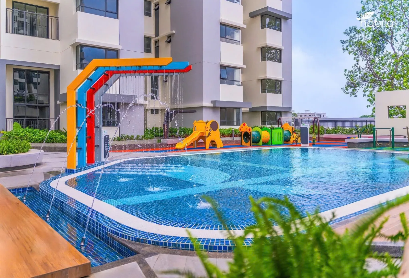 Hồ bơi trẻ em và cổng nước nhiều màu