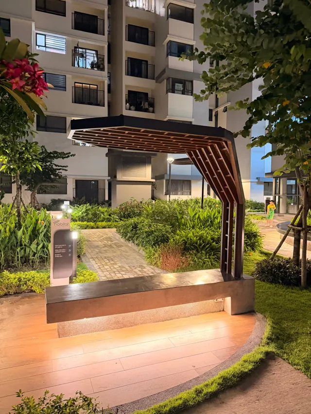 Ghế gỗ dưới giàn pergola, Habitat Bình Dương